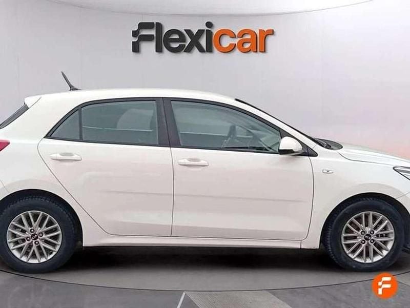 Usado Kia Rio 101 CV (74 kW) 2018 Blanco Berlina