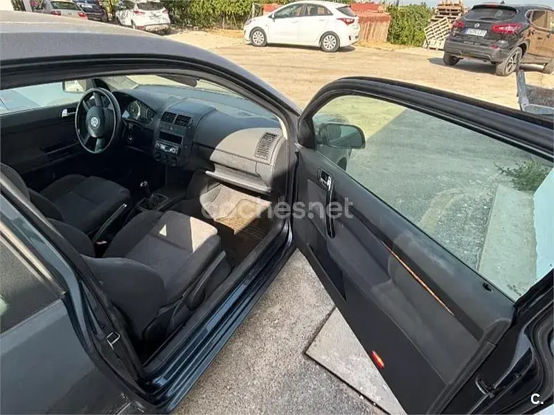 Usado VW Polo Trendline 75 CV (55 kW) 2002 Negro Utilitario