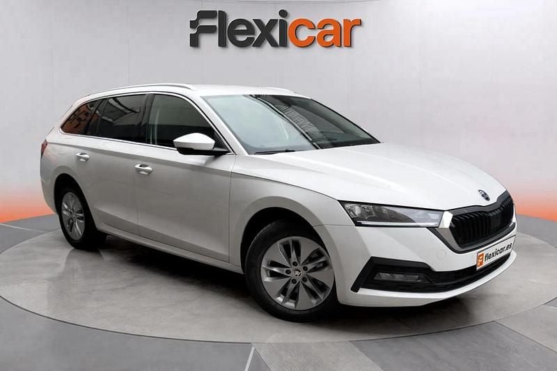 Blanco Usado 2023 Skoda Octavia Ambition Familiar | 20.690 € (Super precio) - Imagen 1/4