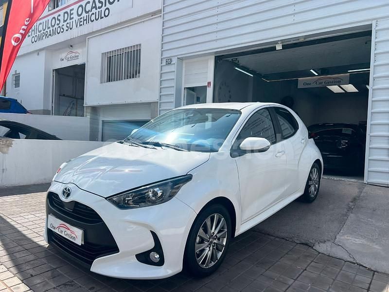 Blanco Usado 2023 Toyota Yaris Hybrid Active Berlina | 17.595 € (Buen precio) - Imagen 1/4