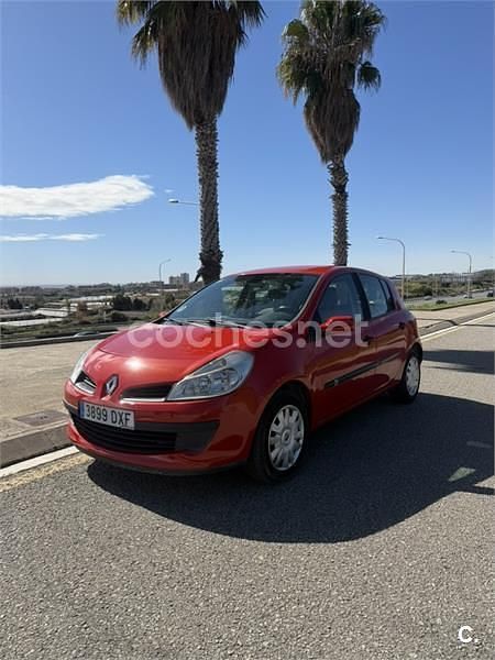 Usado Renault Clio II 85 CV (62 kW) 2006 Rojo Berlina