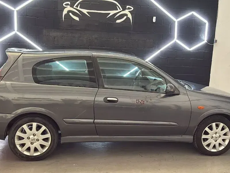 Usado Nissan Almera 112 CV (82 kW) 2004 Gris / plata Berlina