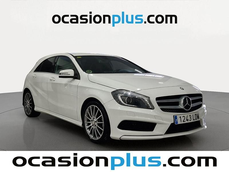 Usado Mercedes A180 AMG line 109 CV (80 kW) 2015 Blanco Utilitario