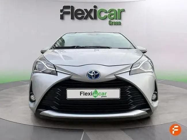 Usado Toyota Yaris Hybrid Active 100 CV (73 kW) 2019 Gris