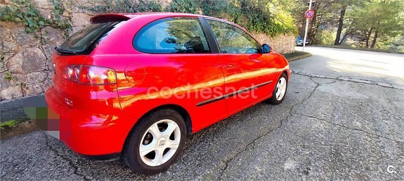Usado Seat Ibiza 100 CV (73 kW) 2005 Rojo Utilitario