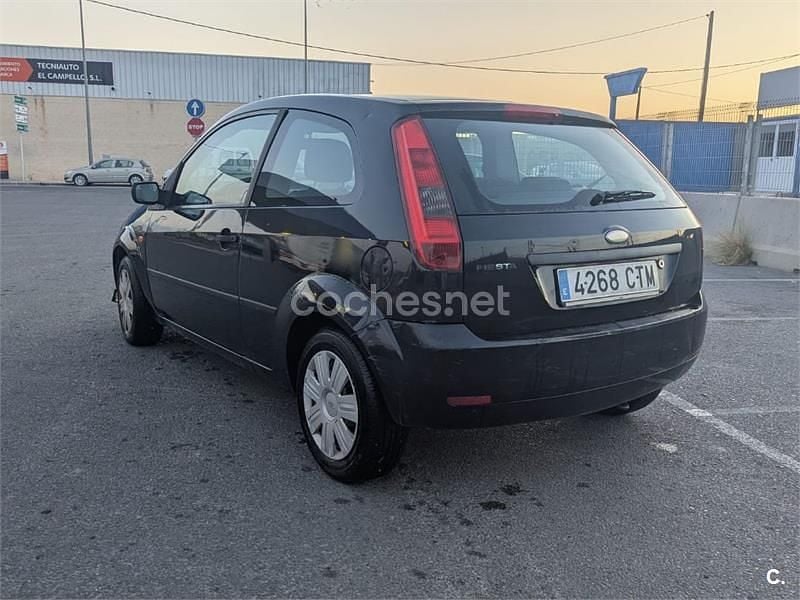 Usado Ford Fiesta Trend 80 CV (58 kW) 2004 Negro Utilitario