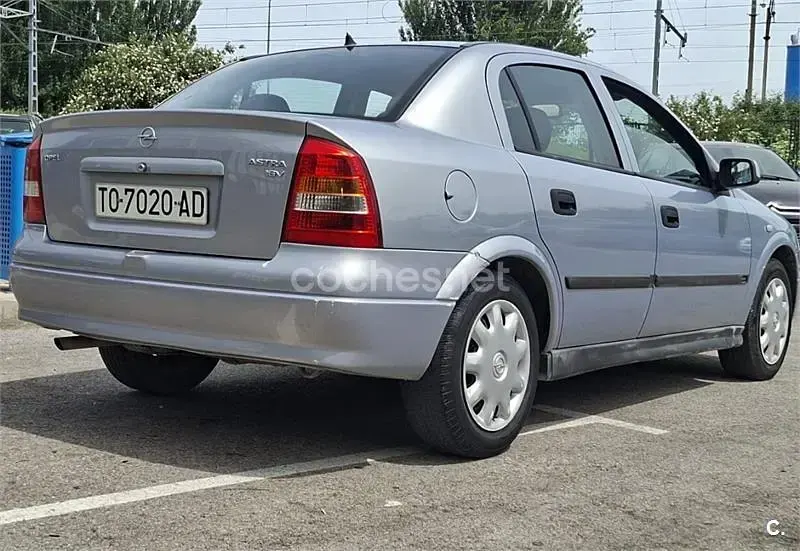Usado Opel Astra Comfort 100 CV (73 kW) 1999 Gris / plata Berlina
