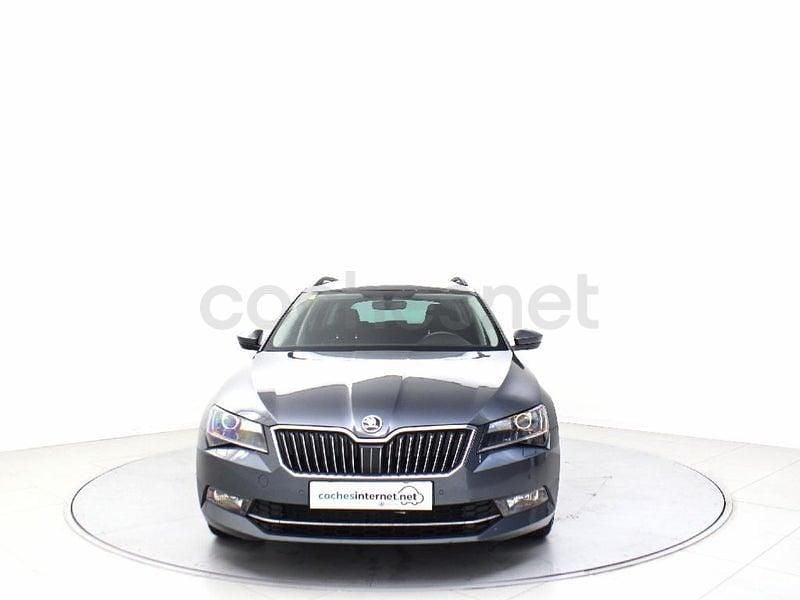 Usado Skoda Superb Ambition 150 CV (110 kW) 2016 Gris / plata Familiar