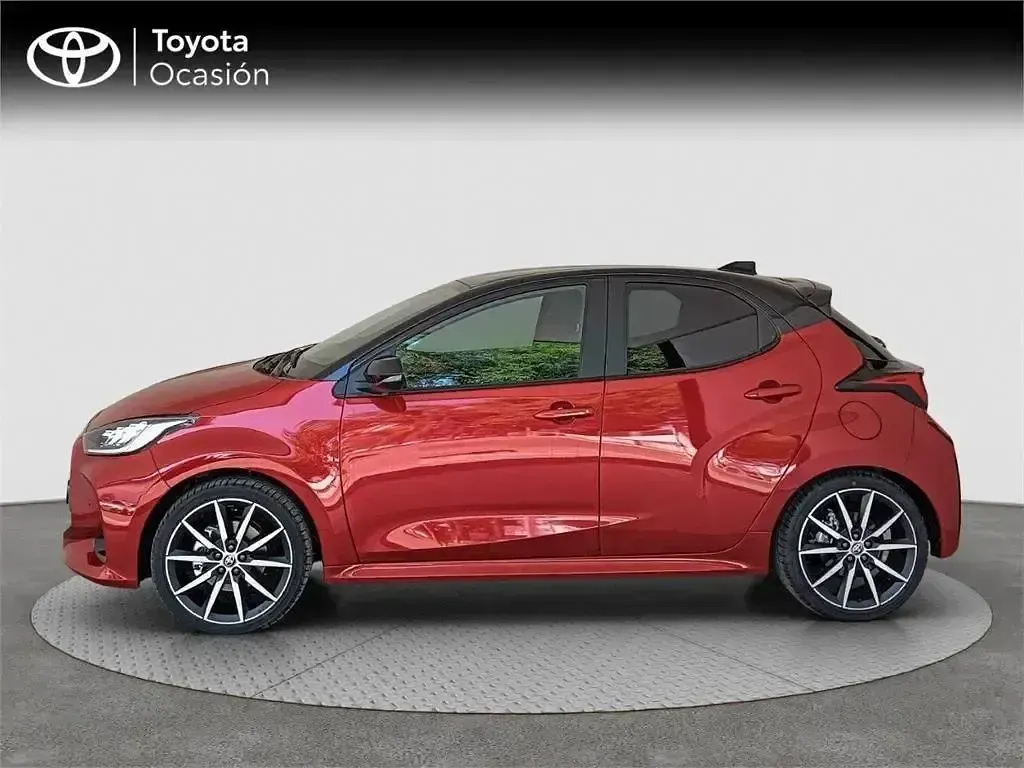 Begagnad Toyota Yaris Hybrid Plus 130 HK (95 kW) 2025 Röd Minibuss
