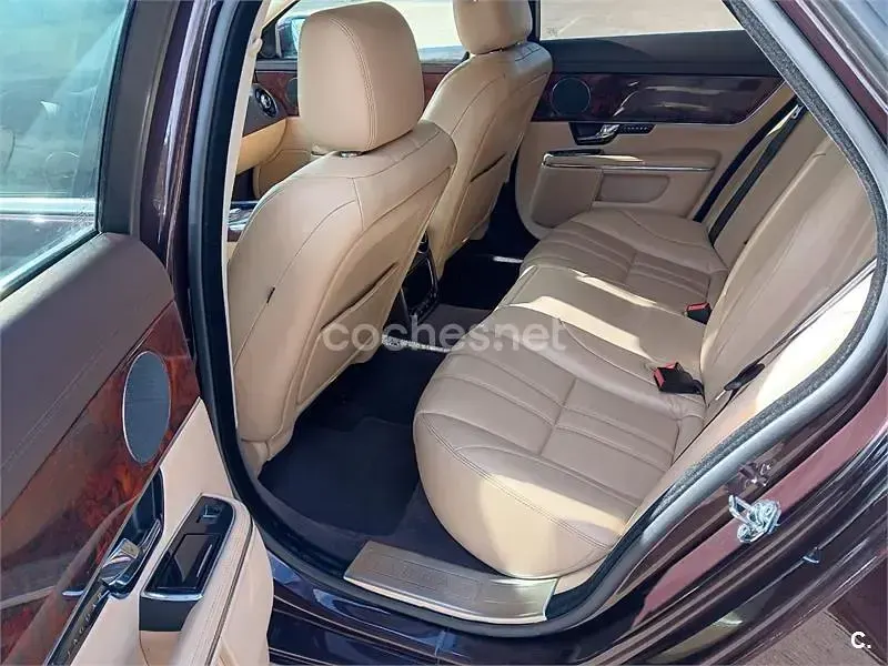 Usado Jaguar XJ Premium Luxury 275 CV (202 kW) 2013 Granate Berlina