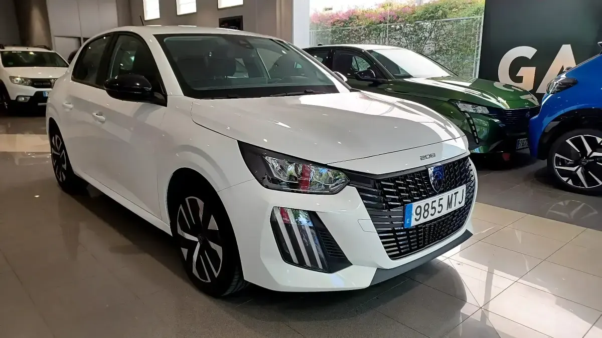 Usado Peugeot 208 Active 100 CV (73 kW) 2024 Blanco Utilitario
