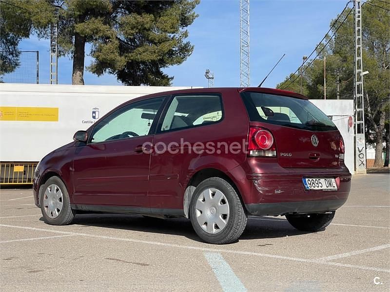 Usado VW Polo Advance 70 CV (51 kW) 2005 Granate Berlina