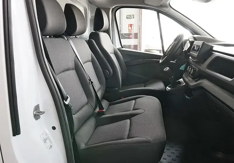 Usado Renault Trafic 130 CV (95 kW) 2024 Blanco Monovolumen