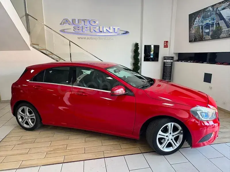 Usado Mercedes A180 Urban 109 CV (80 kW) 2015 Rojo Utilitario