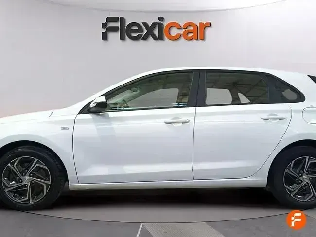 Usado Hyundai i30 120 CV (88 kW) 2021 Blanco Berlina