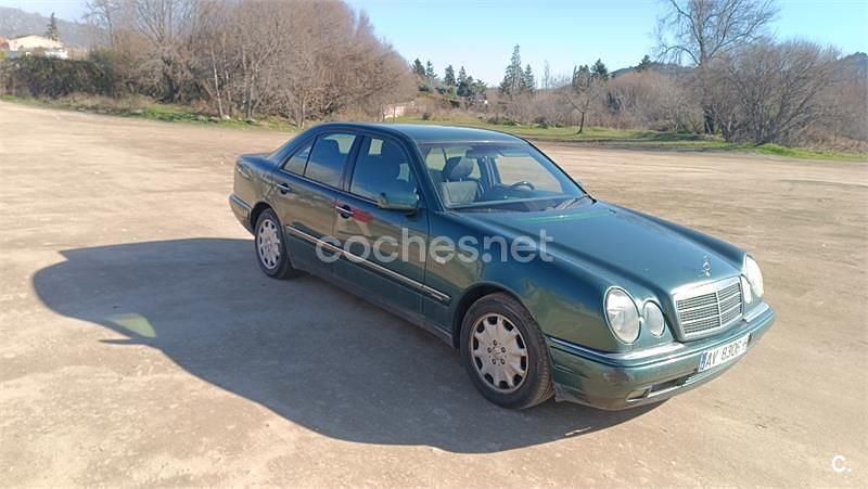 Usado Mercedes E300 Elegance 177 CV (130 kW) 1998 Verde Berlina