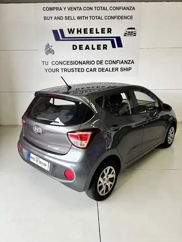 Usado Hyundai i10 87 CV (63 kW) 2017 Gris Utilitario