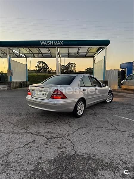 Usado Mercedes C220 Classic 125 HP (91 kW) 2001 Cinzento Sedan