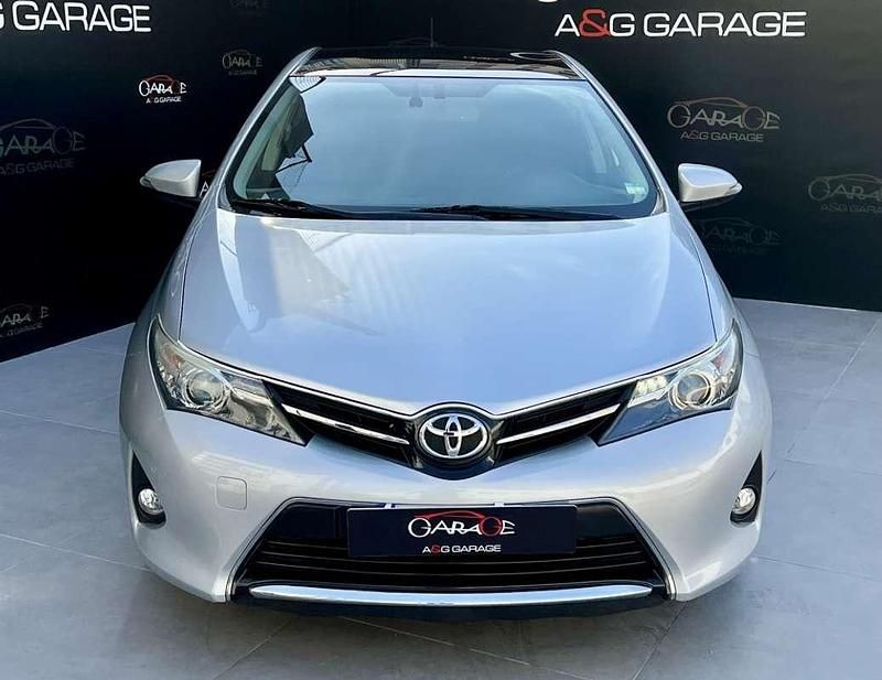 Usado Toyota Auris Business Edition 132 CV (97 kW) 2014 Plateado Utilitario
