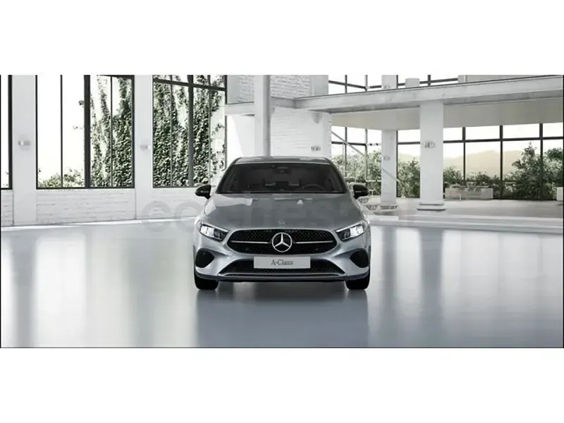 Nuevo Mercedes A180 136 CV (100 kW) 2026 Gris / plata Berlina