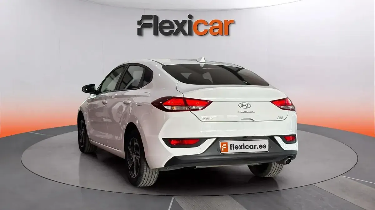 Usado Hyundai i30 120 CV (88 kW) 2022 Blanco Berlina