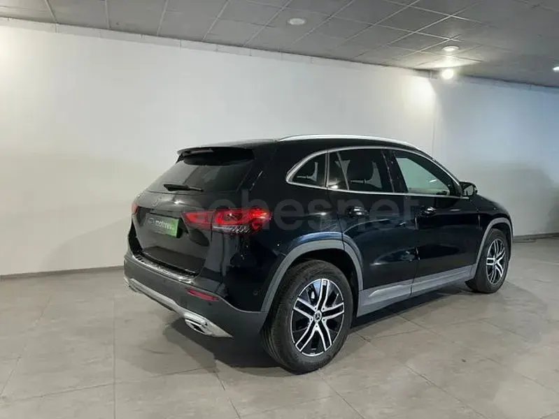Käytetty Mercedes GLA180 136 HP (100 kW) 2022 Musta Katumaasturi