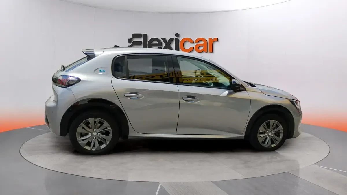 Usado Peugeot 208 Allure 100 kW (136 CV) 2023 Gris Utilitario