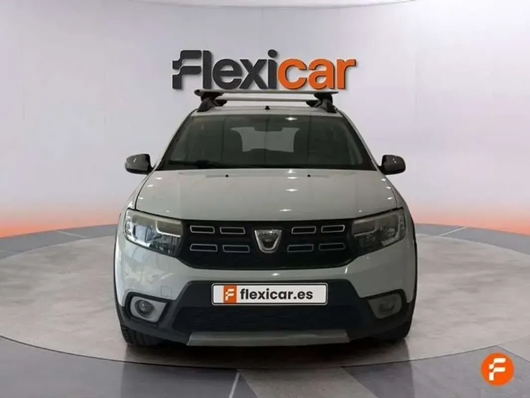 Usado Dacia Sandero Comfort 91 CV (66 kW) 2018 Blanco Utilitario
