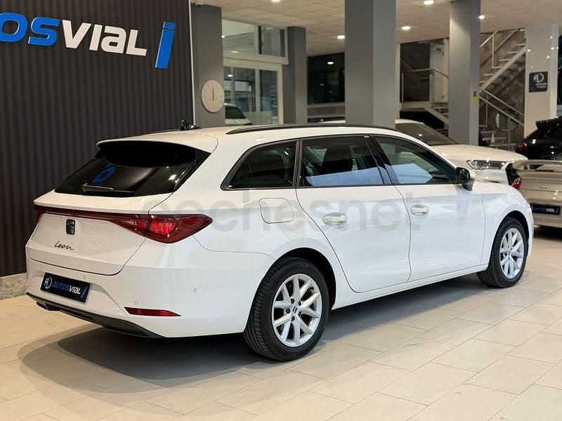 Usado Seat Leon Style 150 CV (110 kW) 2023 Blanco Familiar
