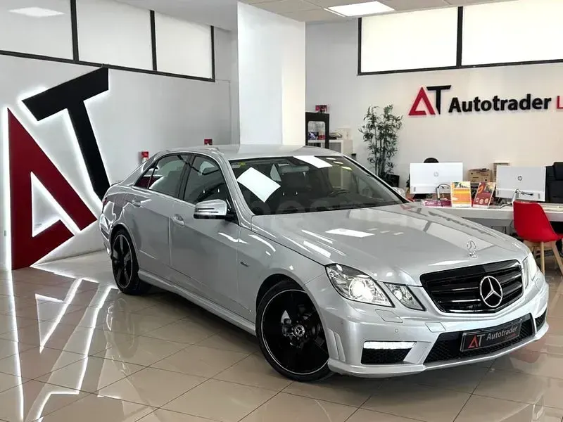 Usado Mercedes E200 Avantgarde 136 CV (100 kW) 2009 Gris / plata Berlina