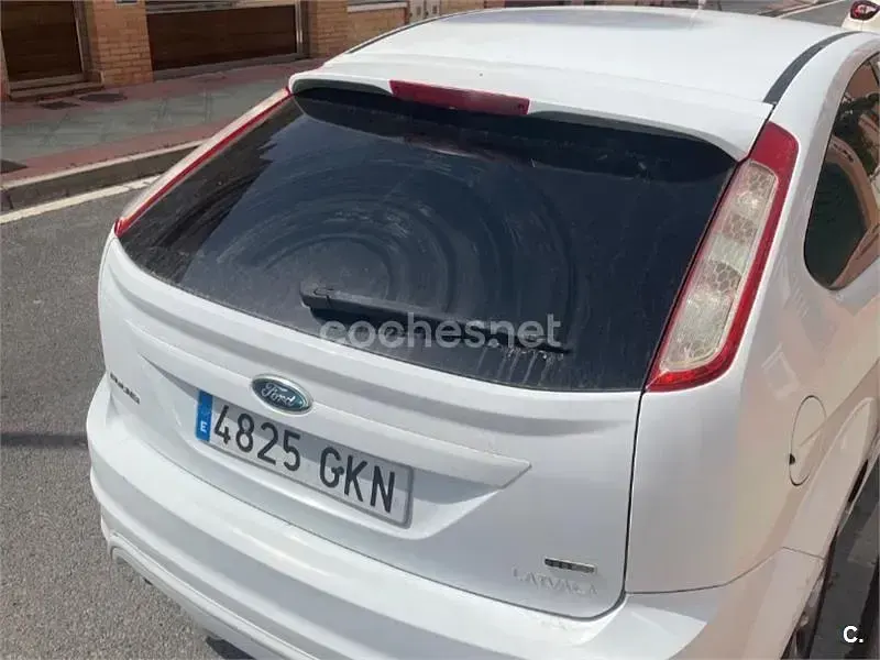 Usado Ford Focus Trend 109 CV (80 kW) 2009 Blanco Berlina