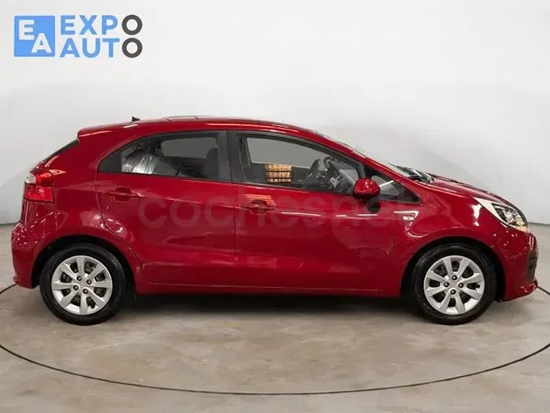 Usado Kia Rio 84 CV (61 kW) 2016 Rojo Utilitario