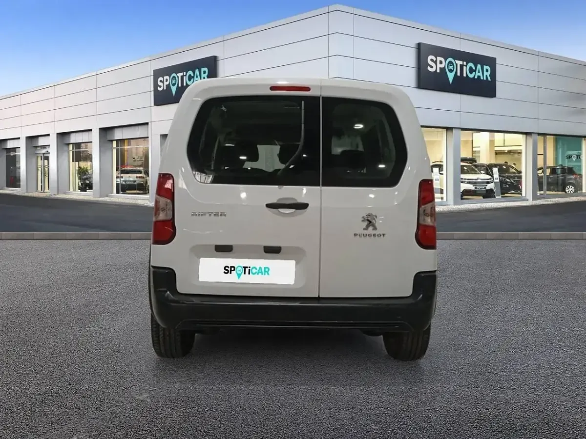 Usado Peugeot Rifter Active 100 CV (73 kW) 2022 Blanco Monovolumen