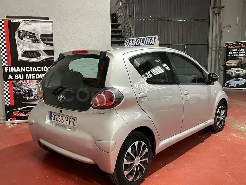 Usado Toyota Aygo Live 68 CV (50 kW) 2013 Gris / plata Utilitario