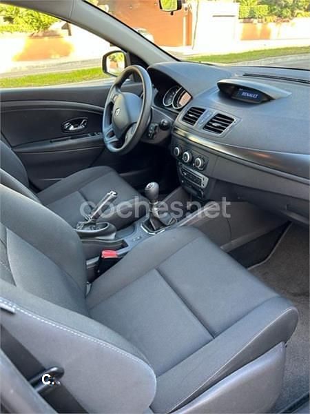 Usado Renault Mégane Life 115 CV (84 kW) 2014 Gris / plata Berlina