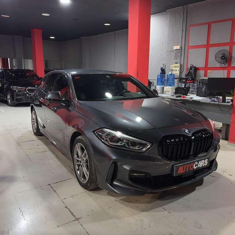 Gris Usado 2021 BMW 118 M Sport Utilitario | 19.300 € (Precio justo) - Imagen 1/4