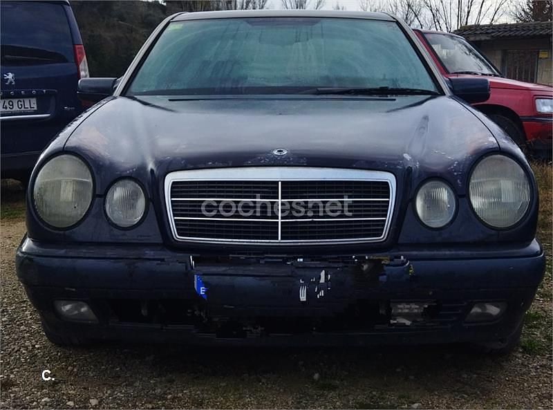 Usado Mercedes E300 Classic 177 CV (130 kW) 1998 Azul Berlina