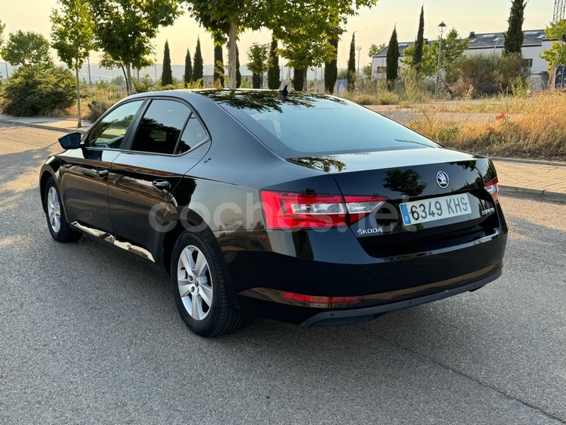 Usado Skoda Superb Active 150 CV (110 kW) 2018 Negro Berlina