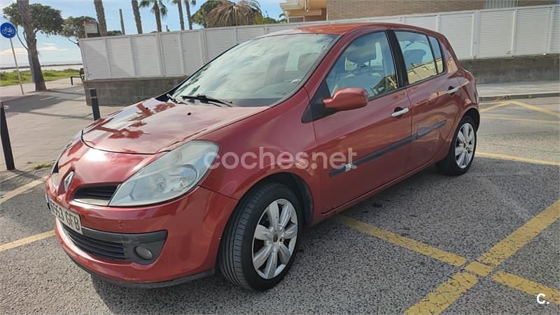 Usado Renault Clio II Privilege 105 CV (77 kW) 2008 Rojo Berlina