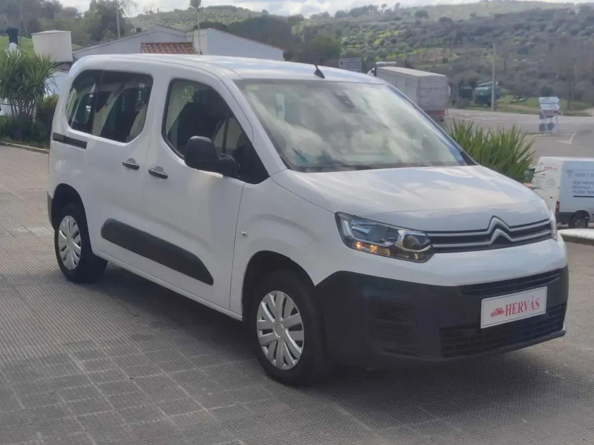 Usado Citroën Berlingo Feel 100 CV (73 kW) 2022 Blanco Monovolumen