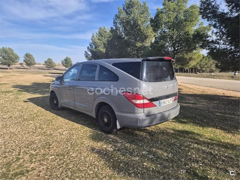 Usado Ssangyong (KGM) Rodius 165 CV (121 kW) 2009 Gris / plata Monovolumen