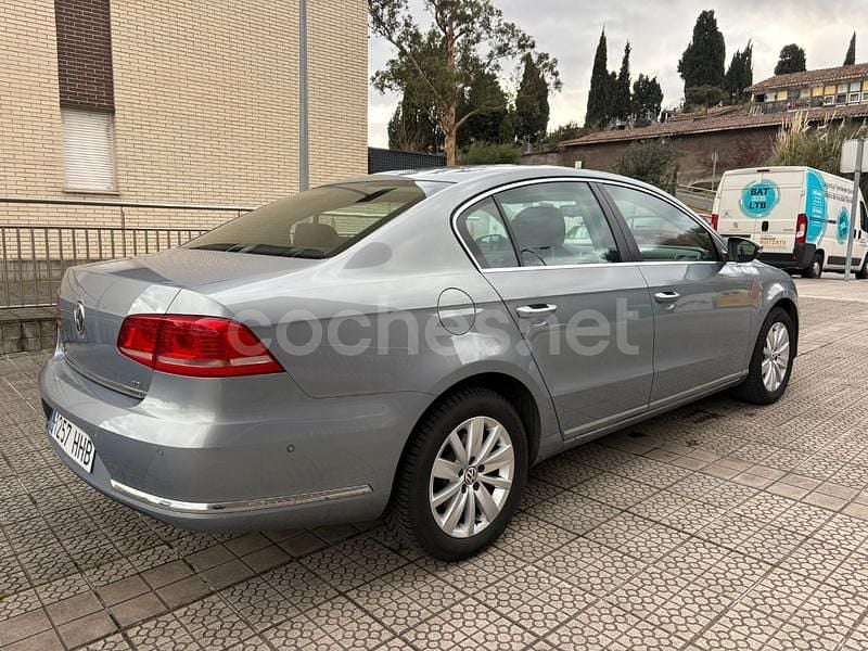Usado VW Passat 105 CV (77 kW) 2011 Azul Berlina