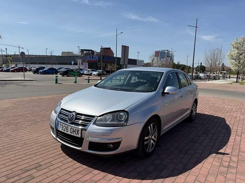 Begagnad VW Jetta Highline 140 HK (102 kW) 2009 Grå Sedan