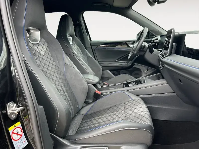 Usado VW Tiguan R-line 150 CV (110 kW) 2025 Negro SUV