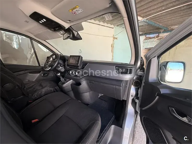 Usado Renault Trafic 150 CV (110 kW) 2022 Gris / plata Monovolumen