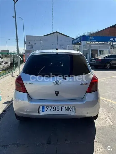 Usado Toyota Yaris 90 CV (66 kW) 2007 Gris / plata Utilitario