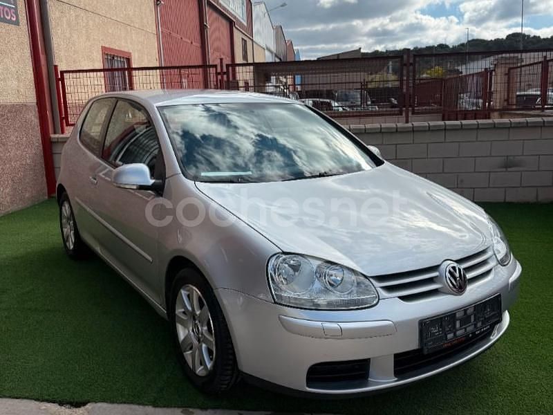 Usado VW Golf IV Highline 140 CV (102 kW) 2005 Gris / plata Berlina