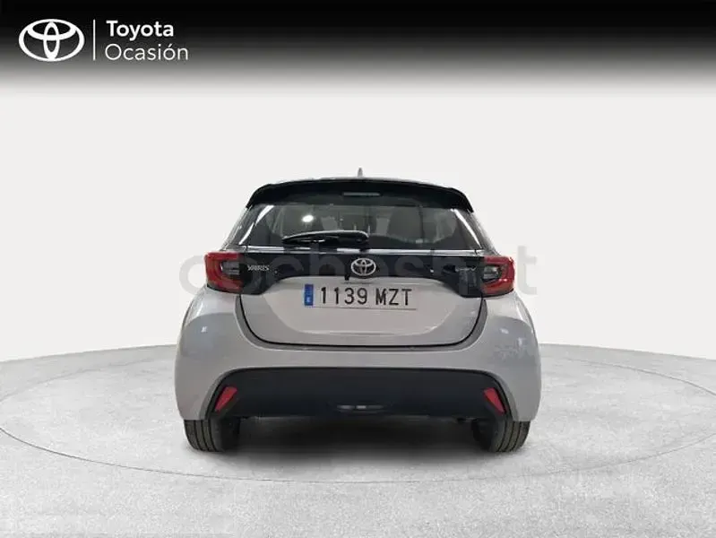 Usado Toyota Yaris Hybrid Active 116 CV (85 kW) 2025 Gris / plata Berlina