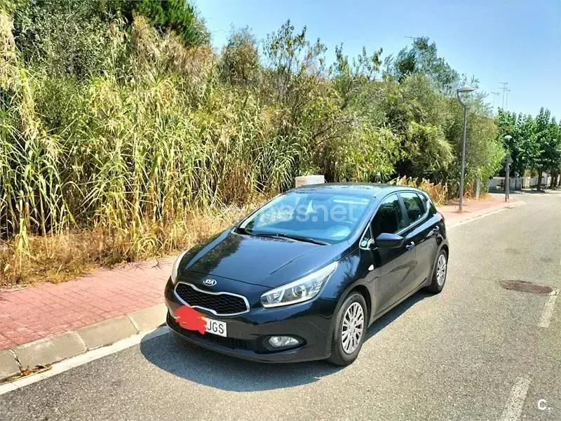 Usado Kia Ceed GT 90 CV (66 kW) 2015 Negro Berlina