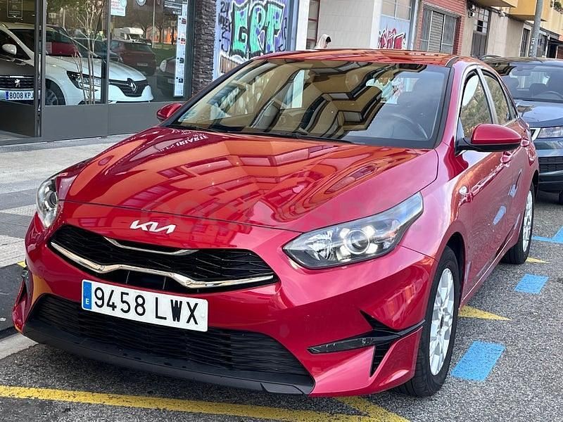 Usado Kia Ceed 100 CV (73 kW) 2022 Granate Utilitario